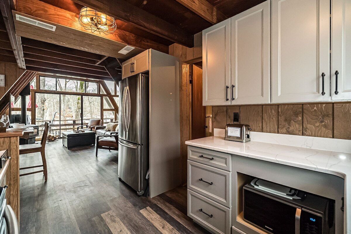 Peaceful lake chalet - WIFI, kayaks, private dock