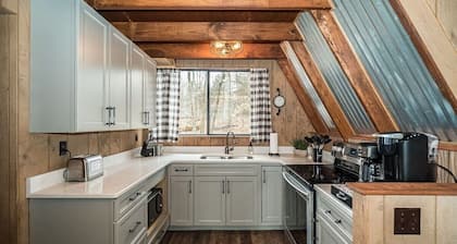 Peaceful chalet - *new* private beach, WIFI, kayaks