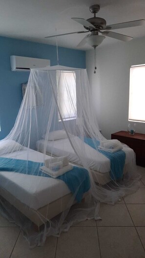 2 chambres, coffres-forts dans les chambres, bureau