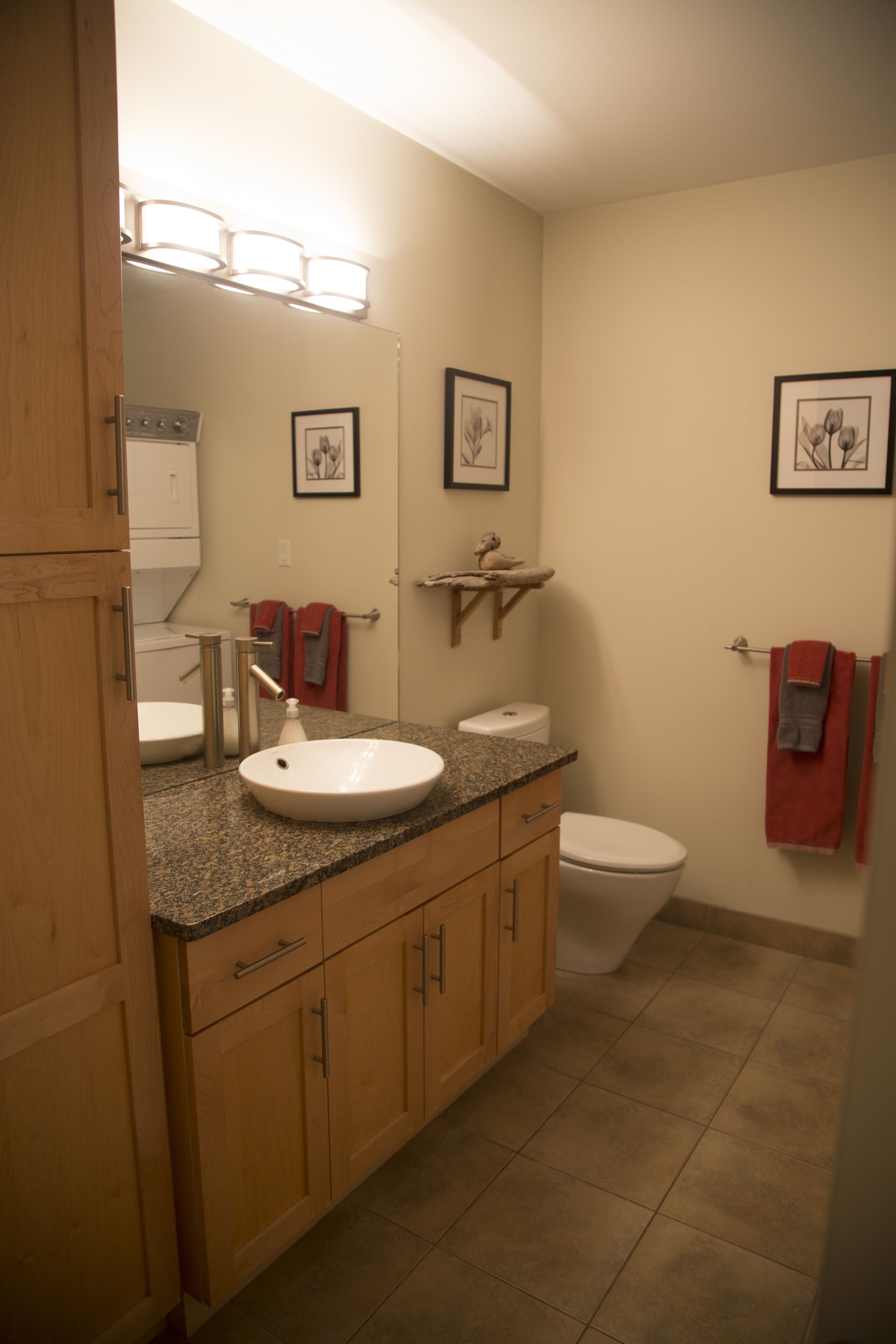 Modern 1 bedroom suite overlooking Ucluelet’s inner harbour