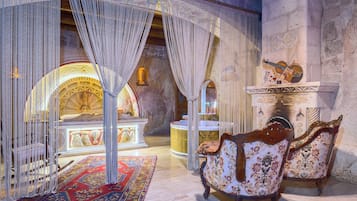 Deluxe Kaya Oda-Red Room- Jakuzili-108 | 1 Schlafzimmer, hochwertige Bettwaren, Verdunkelungsvorhänge
