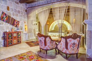 Deluxe Kaya Oda-Red Room- Jakuzili-108 | Hochwertige Bettwaren, Verdunkelungsvorhänge, schallisolierte Zimmer