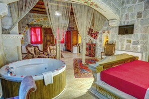 Deluxe Kaya Oda-Red Room- Jakuzili-108 | Literie de qualité supérieure, rideaux occultants, chambres insonorisées