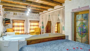 Suit Kaya/Tas Oda-Jakuzili-202 | 1 Schlafzimmer, hochwertige Bettwaren, Verdunkelungsvorhänge