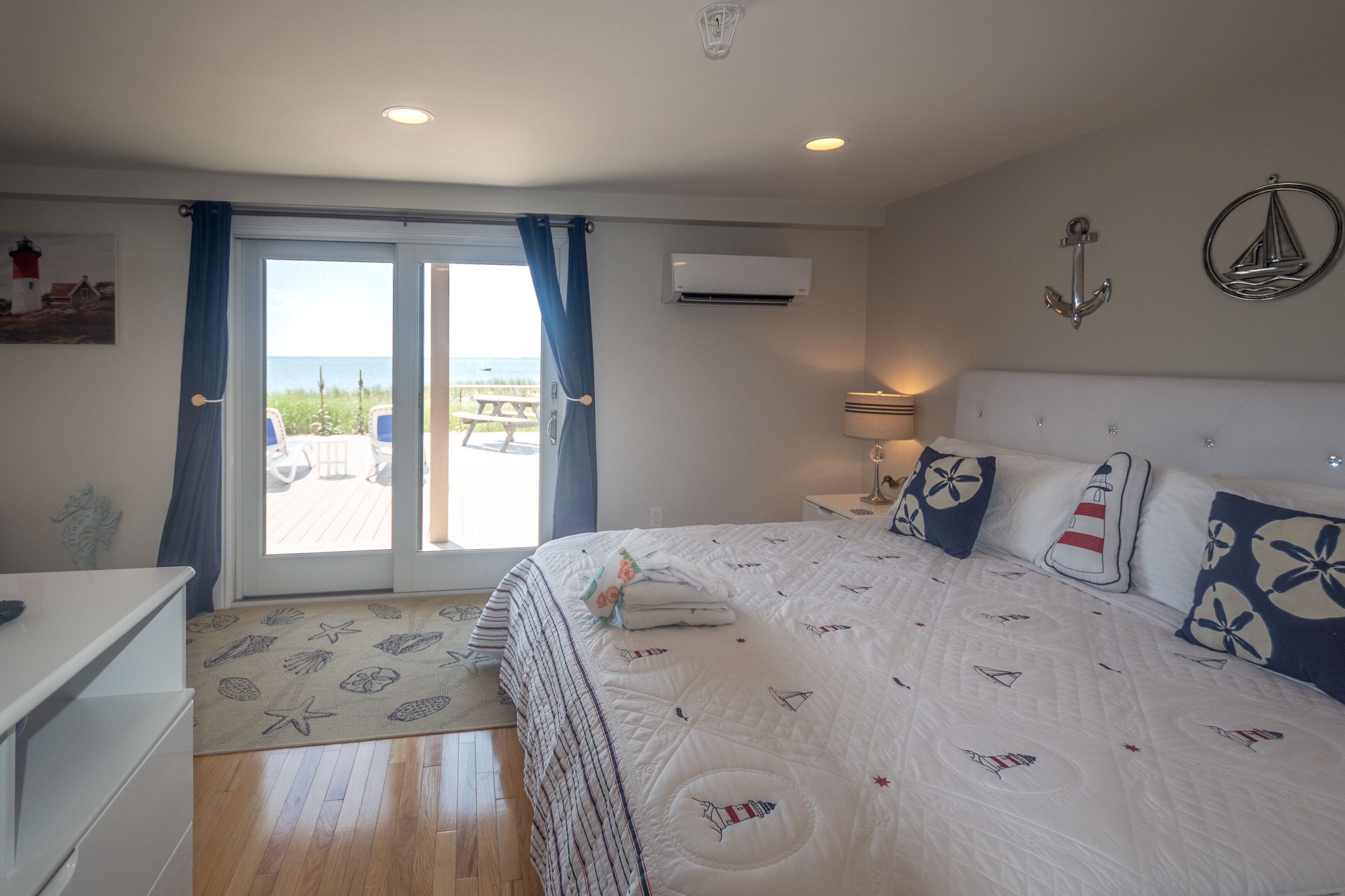 Direct Ocean Front Oasis - SLEEPS 6! VERY SPACIOUS!! 25x30 ft EXCLUSIVE USE DECK