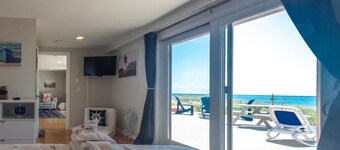 Direct Ocean Front Oasis - SLEEPS 6! VERY SPACIOUS!! 25x30 ft EXCLUSIVE USE DECK