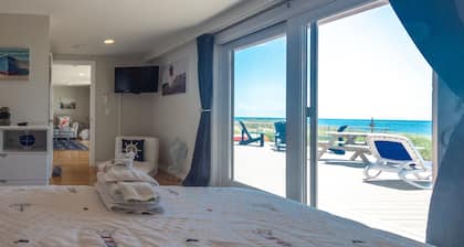 Direct Ocean Front Oasis - SLEEPS 6! VERY SPACIOUS!! 25x30 ft EXCLUSIVE USE DECK
