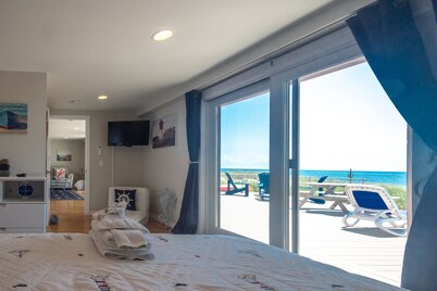 Direct Ocean Front Oasis - SLEEPS 6! VERY SPACIOUS!! 25x30 ft EXCLUSIVE USE DECK