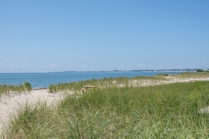 På stranden, liggestole, badehåndklæder