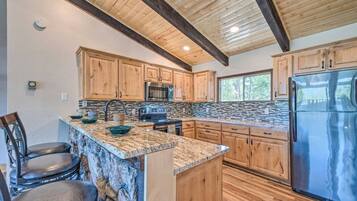 Kjøleskap, ovn, kokeplater og oppvaskmaskin