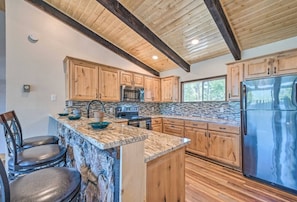 Fridge, oven, stovetop, dishwasher - Spacious, Near Midtown w/ Grill+Deck+Views+Arcade (Ruidoso)