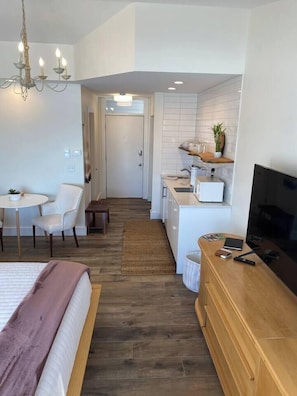 Iron/ironing board, travel cot, WiFi - Penthouse Studio on Grand Traverse East Bay (Williamsburg)