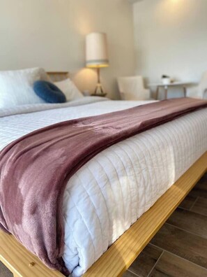 Iron/ironing board, travel cot, WiFi - Penthouse Studio on Grand Traverse East Bay (Williamsburg)