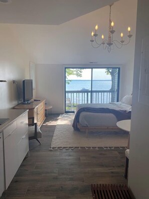 Iron/ironing board, travel cot, WiFi
