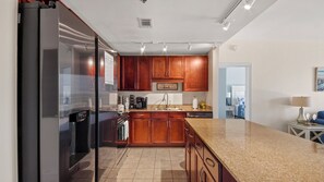 冰箱、微波炉、烤箱、炉灶