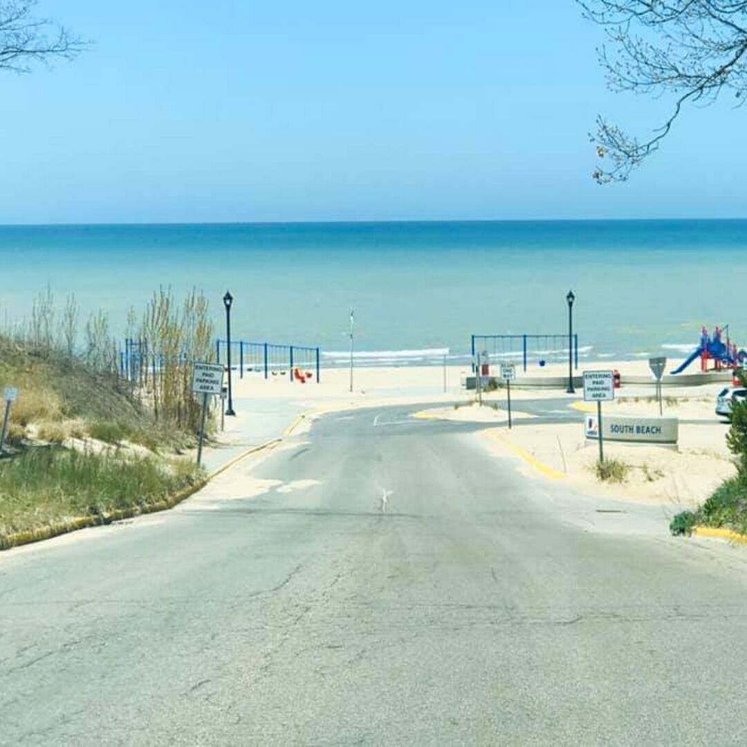 Beach nearby, sun-loungers, beach towels