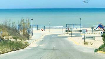 Plage à proximité, chaises longues, serviettes de plage