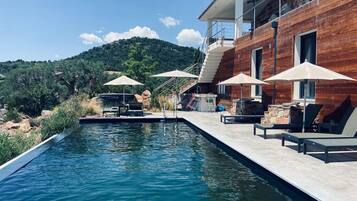 Een buitenzwembad en een verwarmd zwembad