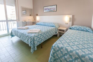 Eenvoudige driepersoonskamer | Een bureau, beddengoed