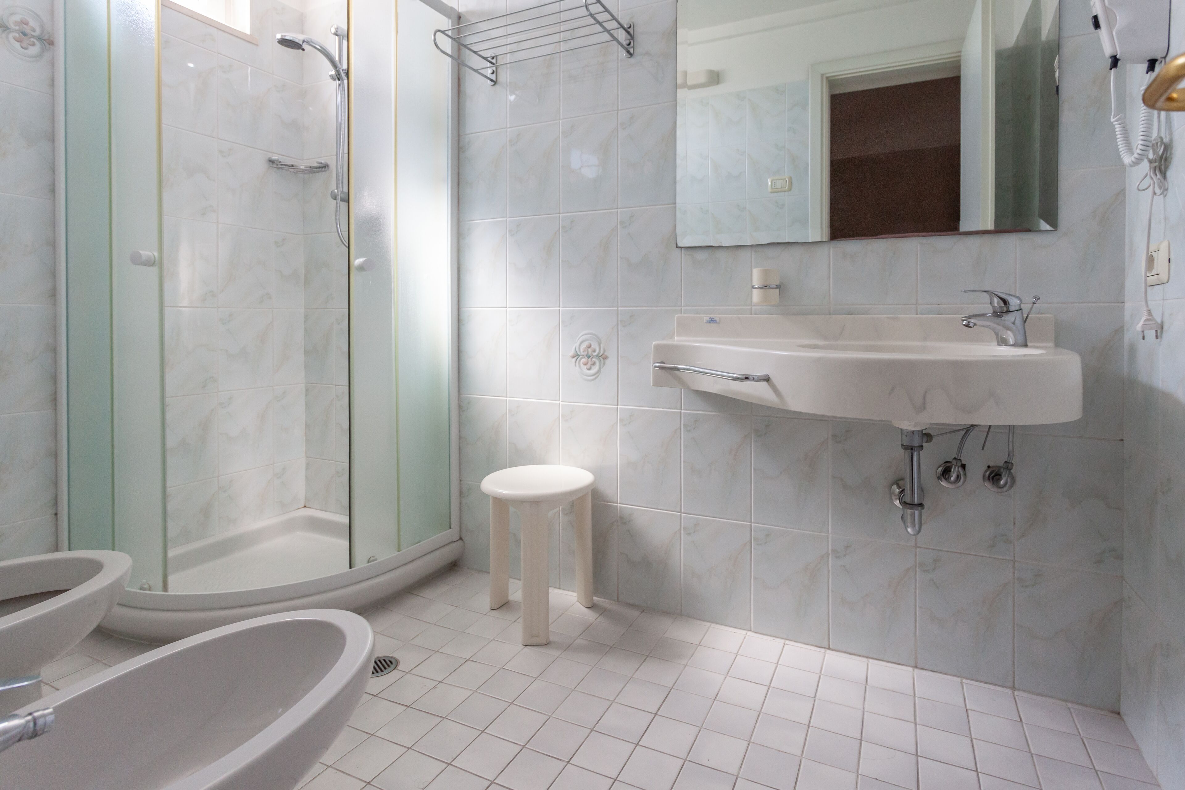 Camera Basic con letto matrimoniale o 2 letti singoli | Bagno | Doccia, asciugamani
