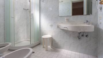 Camera Basic con letto matrimoniale o 2 letti singoli | Bagno | Doccia, asciugamani