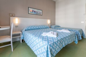 Basic Triple Room | Meja, cadar katil 