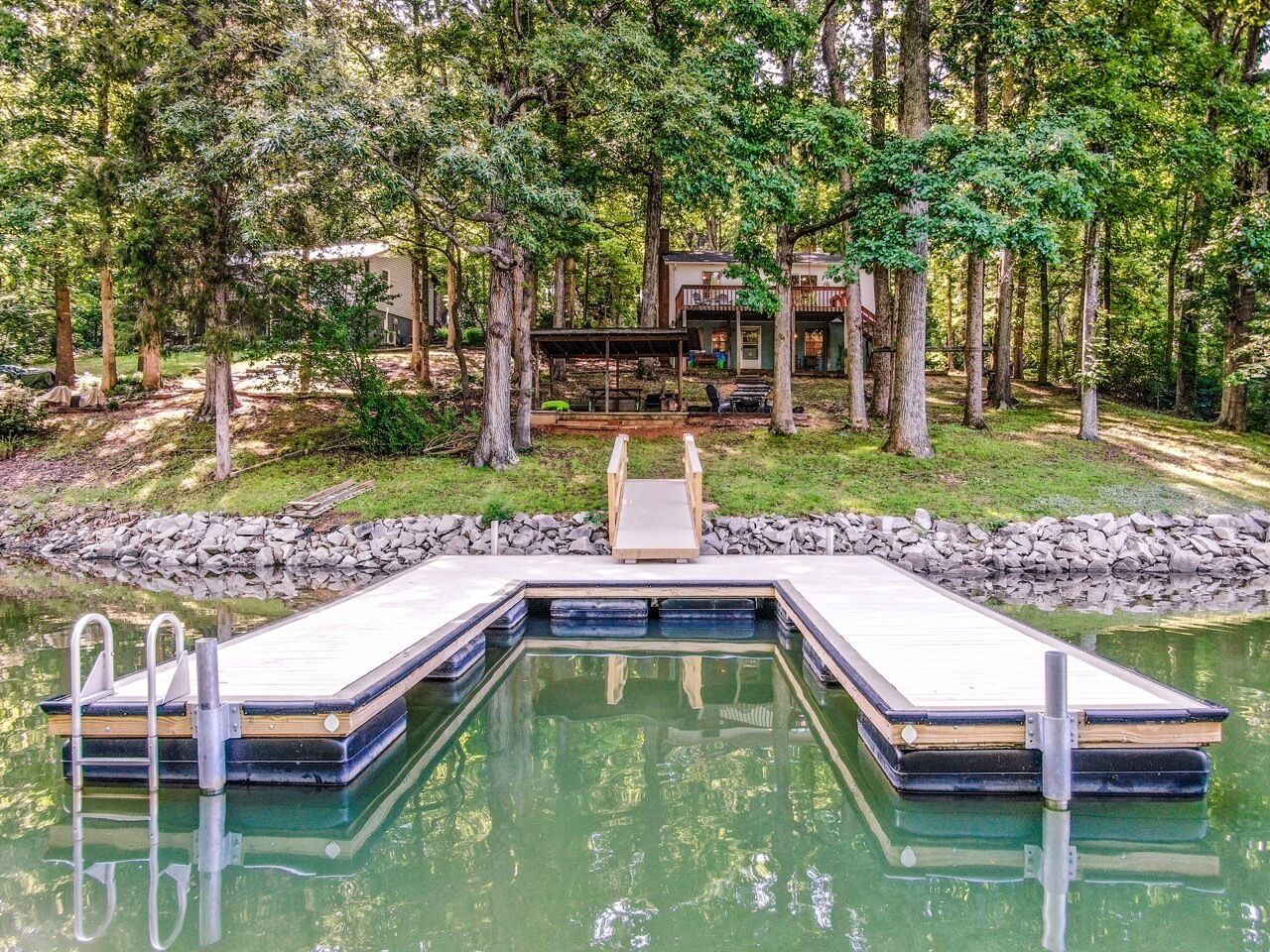 Cozy Lakeside Bungalow 3 Patios, Kayaks, Firepit & Dogs Allowed!