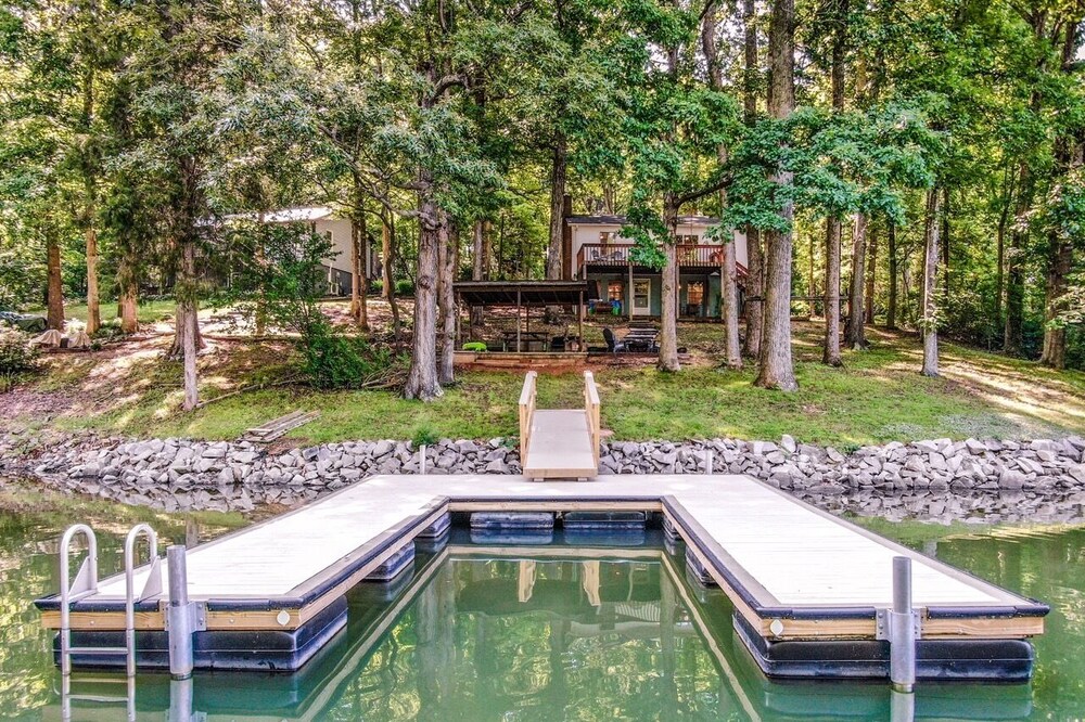 Cozy Lakeside Bungalow 3 Patios, Kayaks, Firepit & Dogs Allowed!
