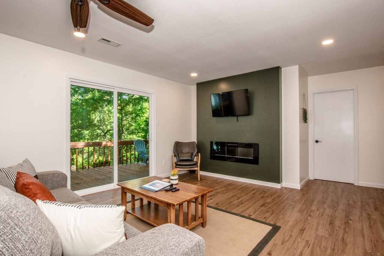 Cozy Lakeside Bungalow 3 Patios, Kayaks, Firepit & Dogs Allowed!