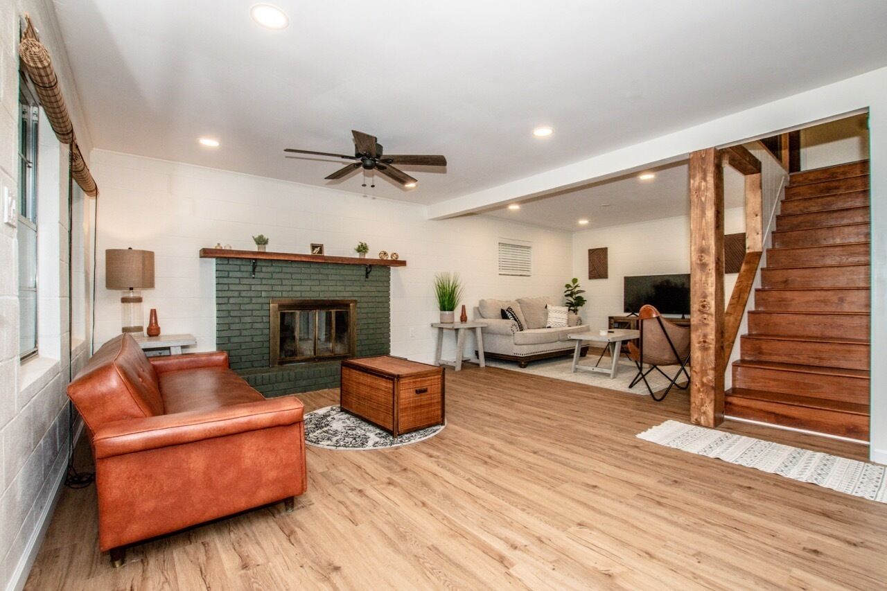 Cozy Lakeside Bungalow 3 Patios, Kayaks, Firepit & Dogs Allowed!