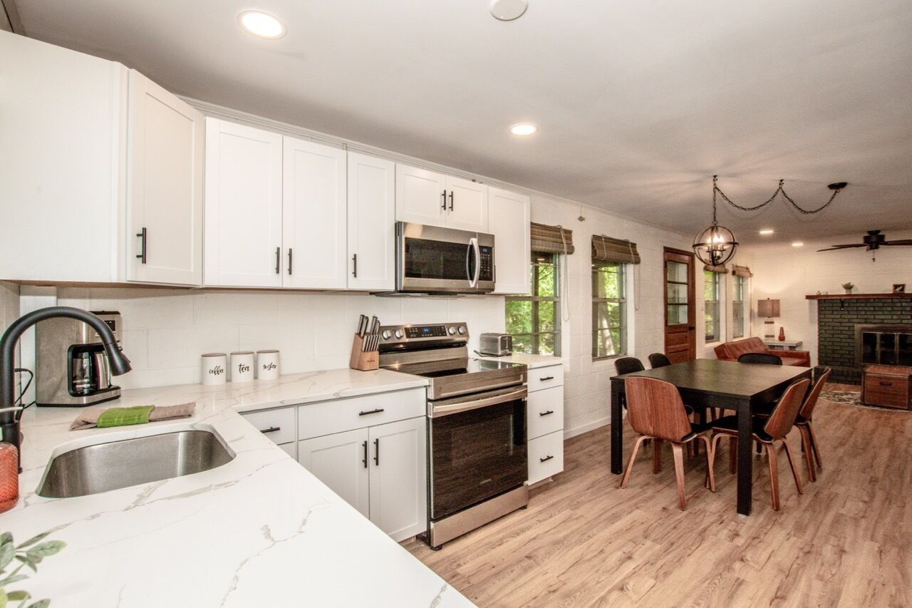 Cozy Lakeside Bungalow 3 Patios, Kayaks, Firepit & Dogs Allowed!