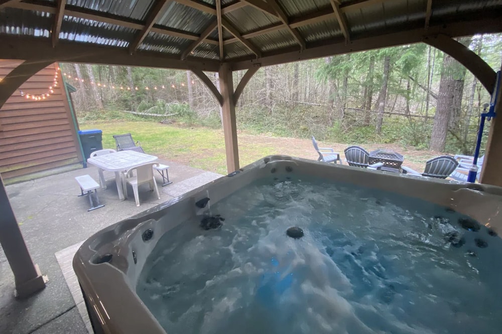 Packwood Adventure Lodge:private HOT TUB, game room, river access, 15 min to SKI