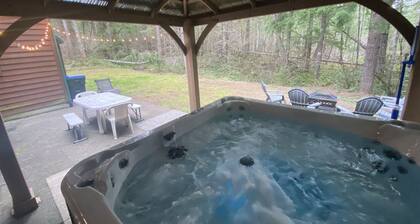 Packwood Adventure Lodge:private HOT TUB, game room, river access, 15 min to SKI