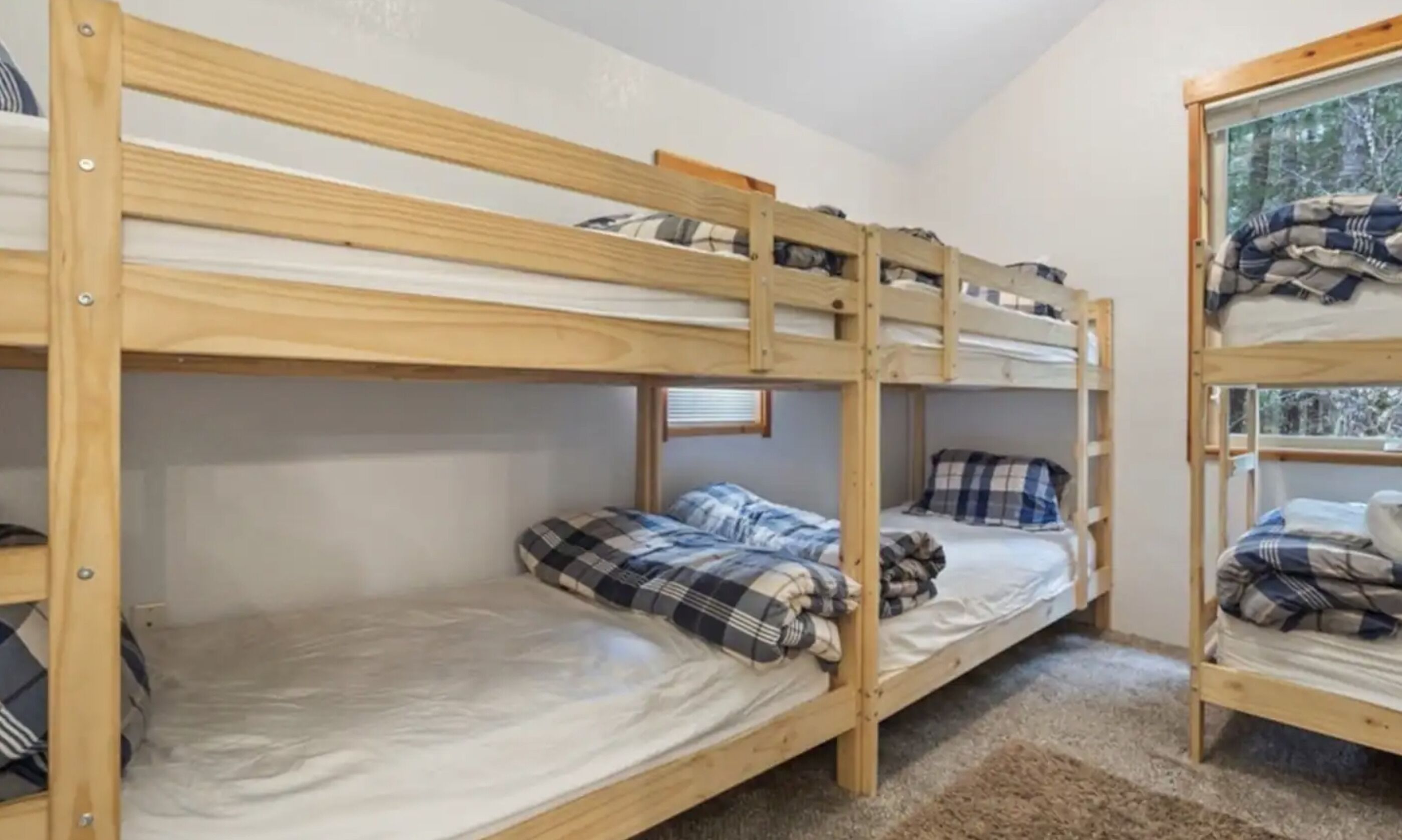 Packwood Adventure Lodge:private HOT TUB, game room, river access, 15 min to SKI