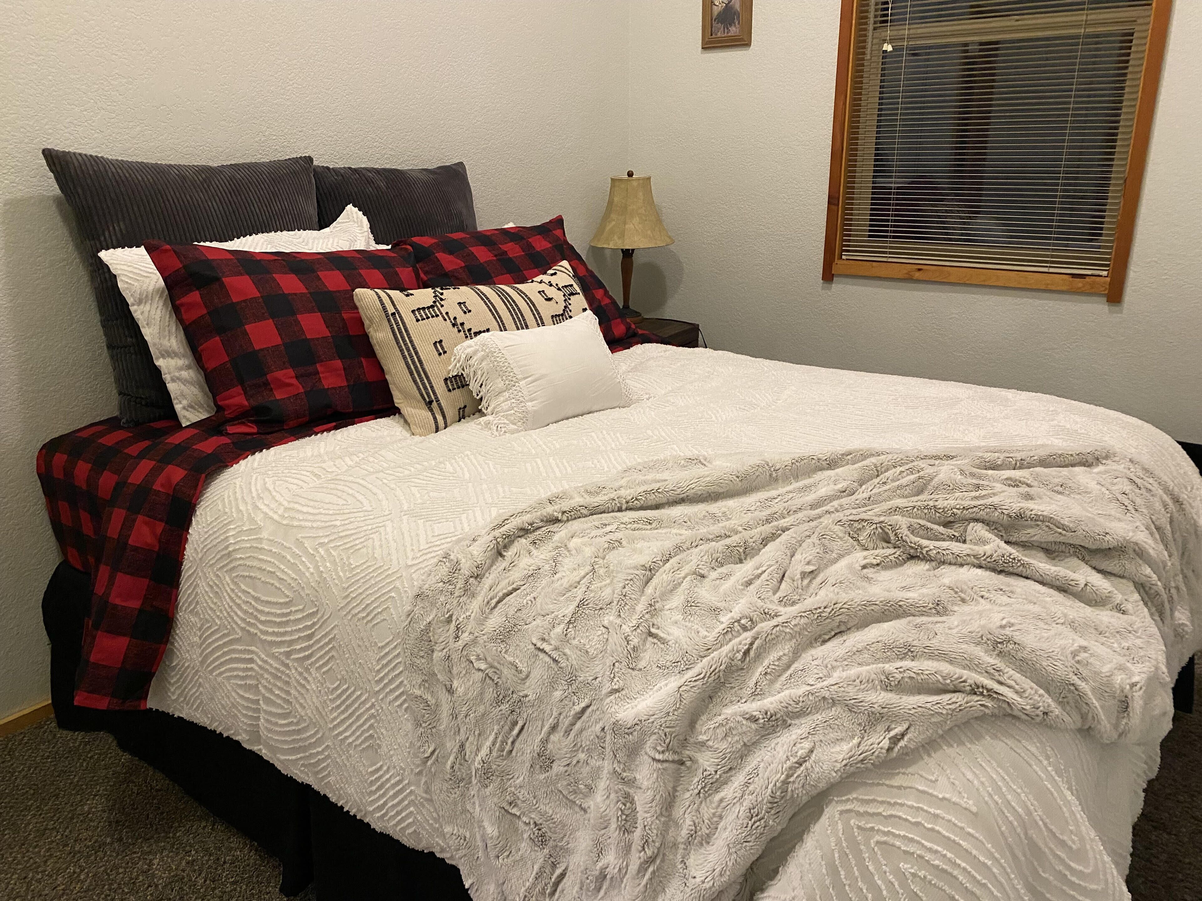 Packwood Adventure Lodge:private HOT TUB, game room, river access, 15 min to SKI