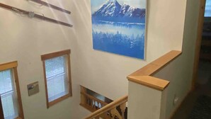 Un escalier avec des rampes en bois et un lustre.