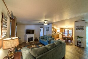 Smart TV, fireplace - Arrowhead Hideaway, waterfront house with a View. (Jay)