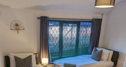 OJ's Spacious Terrace by Clumber Park & Van Dyk's