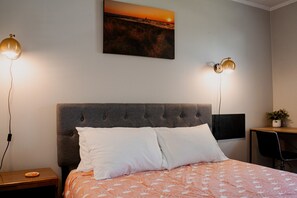 1 dormitorio, escritorio, tabla de planchar con plancha y cuna de viaje