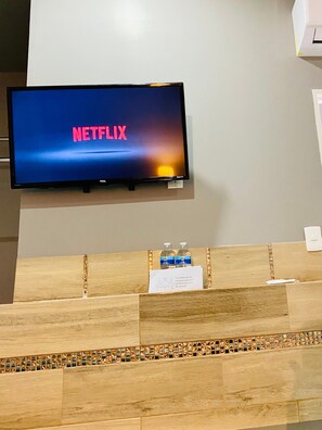 Quarto empresarial | Cortinas blackout, ferros/tábuas de passar roupa, Wi-Fi de cortesia