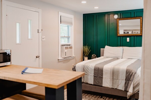 1 soverom, skrivebord, strykejern/-brett og reiseseng for barn