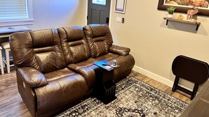 Smart TV, fireplace - Cozy studio located near  Marina, hiking trails & downtown Sequim. Pet friendly. (Sequim)