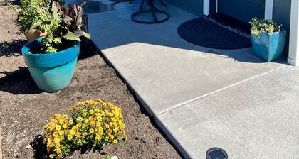 Cozy studio located near Marina, hiking trails & downtown Sequim. Pet friendly.