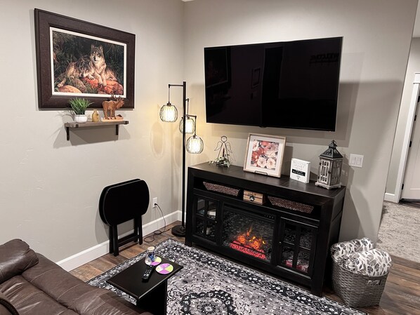 Smart TV, fireplace