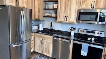 Geladeira, micro-ondas, fogão, cooktop