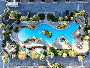 Una piscina al aire libre, una piscina climatizada