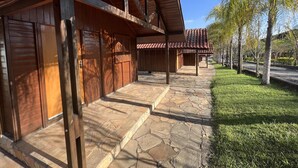 A building with a stone-paved entrance and wooden doors. - Vale Das Aguas Thermas Park (Piracicaba)
