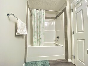 Ensemble douche/baignoire, articles de toilette gratuits, sèche-cheveux