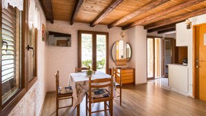 Un comedor con una mesa, sillas, un espejo y vistas al exterior.