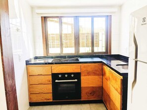 Geladeira, micro-ondas, fogão, cooktop